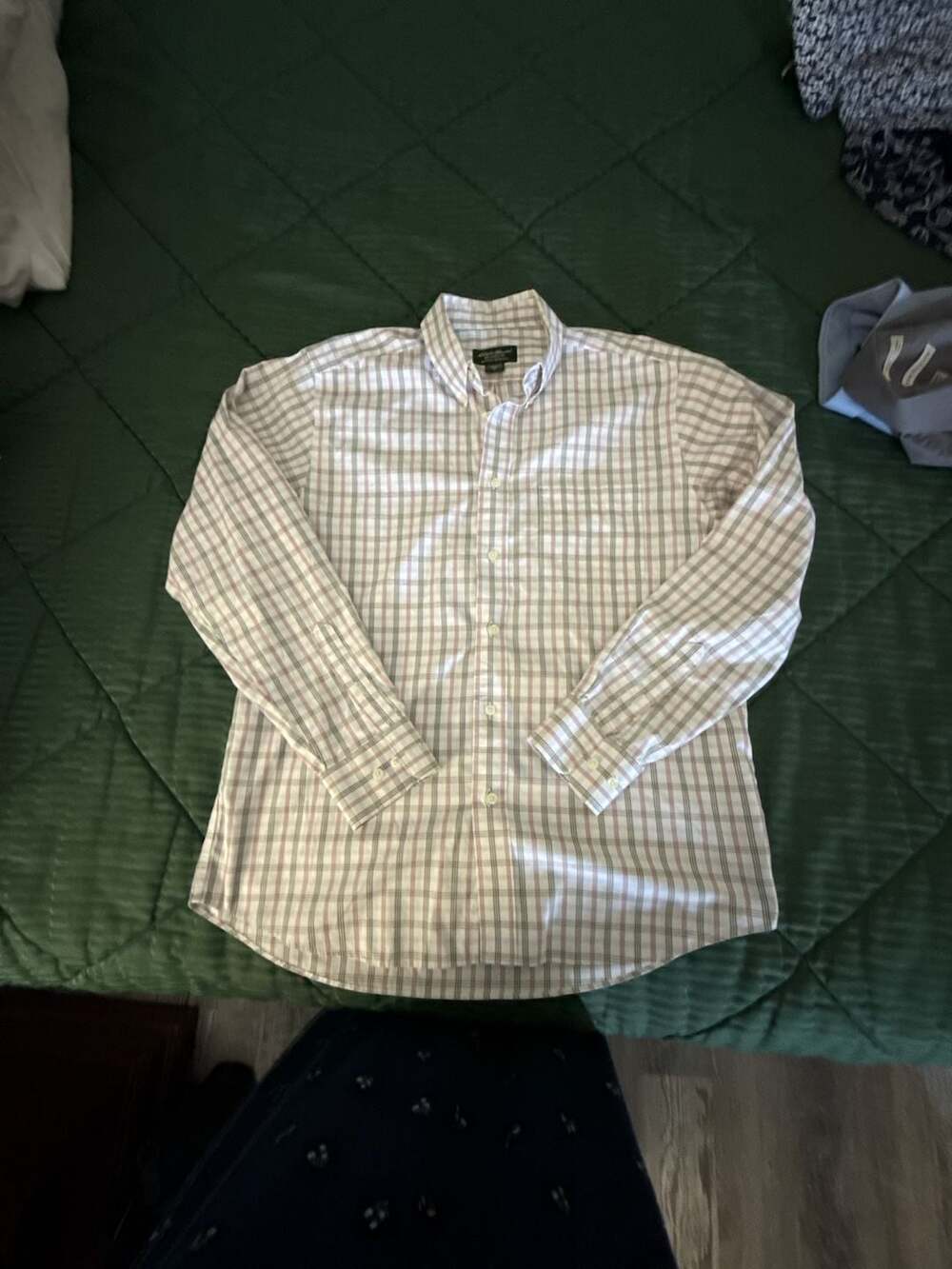 Eddie Bauer Men's Relaxed Fit Wrinkle-Resistant Plaid Long Sleeve Button-Down Sh